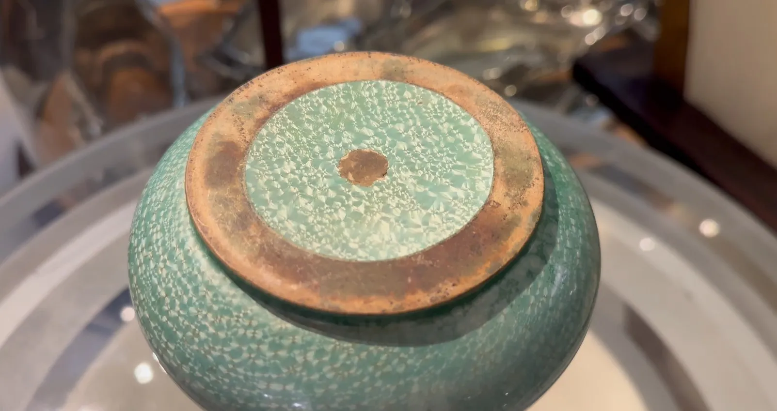 パターンのある古典的な緑の陶器の底のビュー