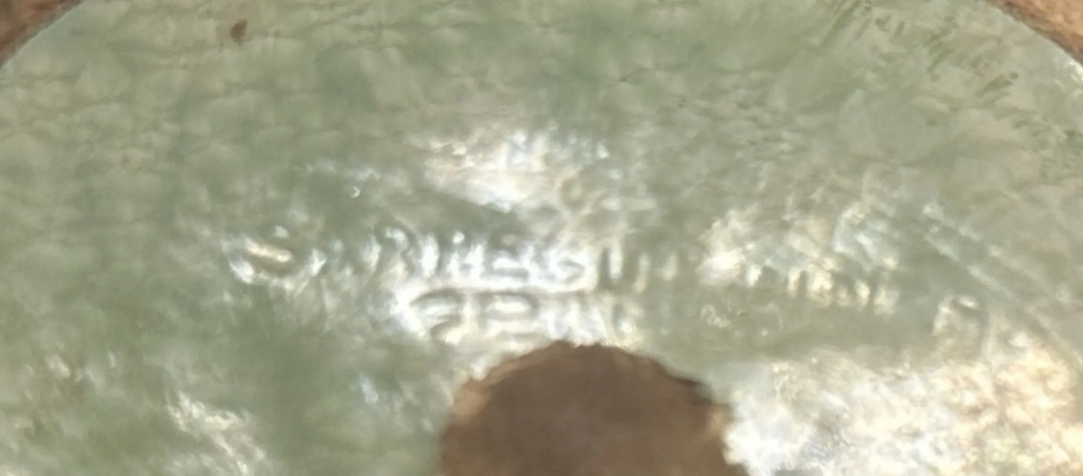 Cerâmica antiga decorada com gravações e detalhes interessantes