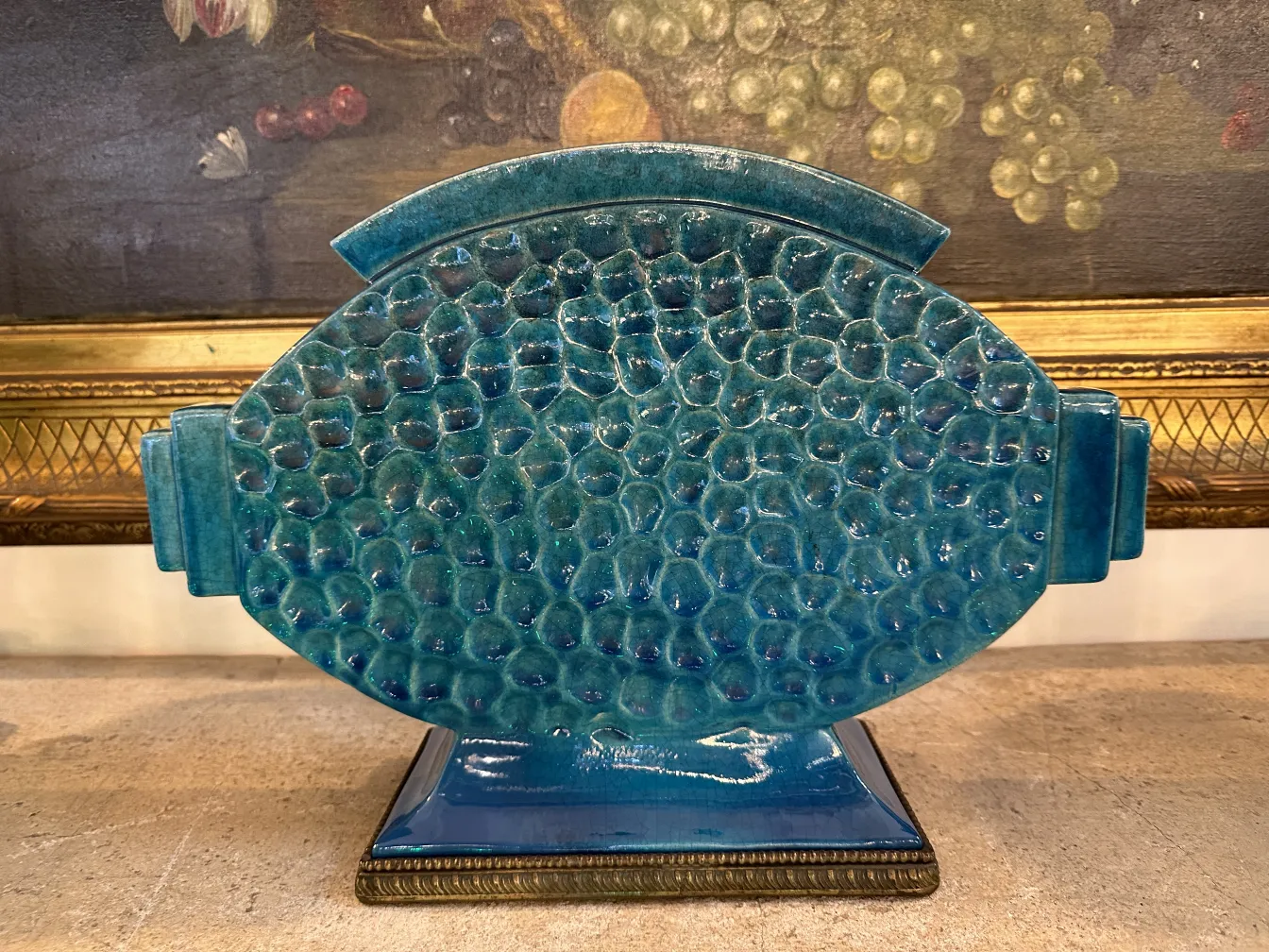 古代の装飾用青い陶器に独特のテクスチャーが施されたクラシックな環境