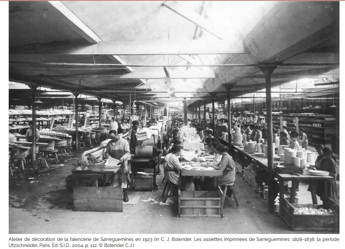 Fabbrica di ceramiche antiche con lavoratori in officina.