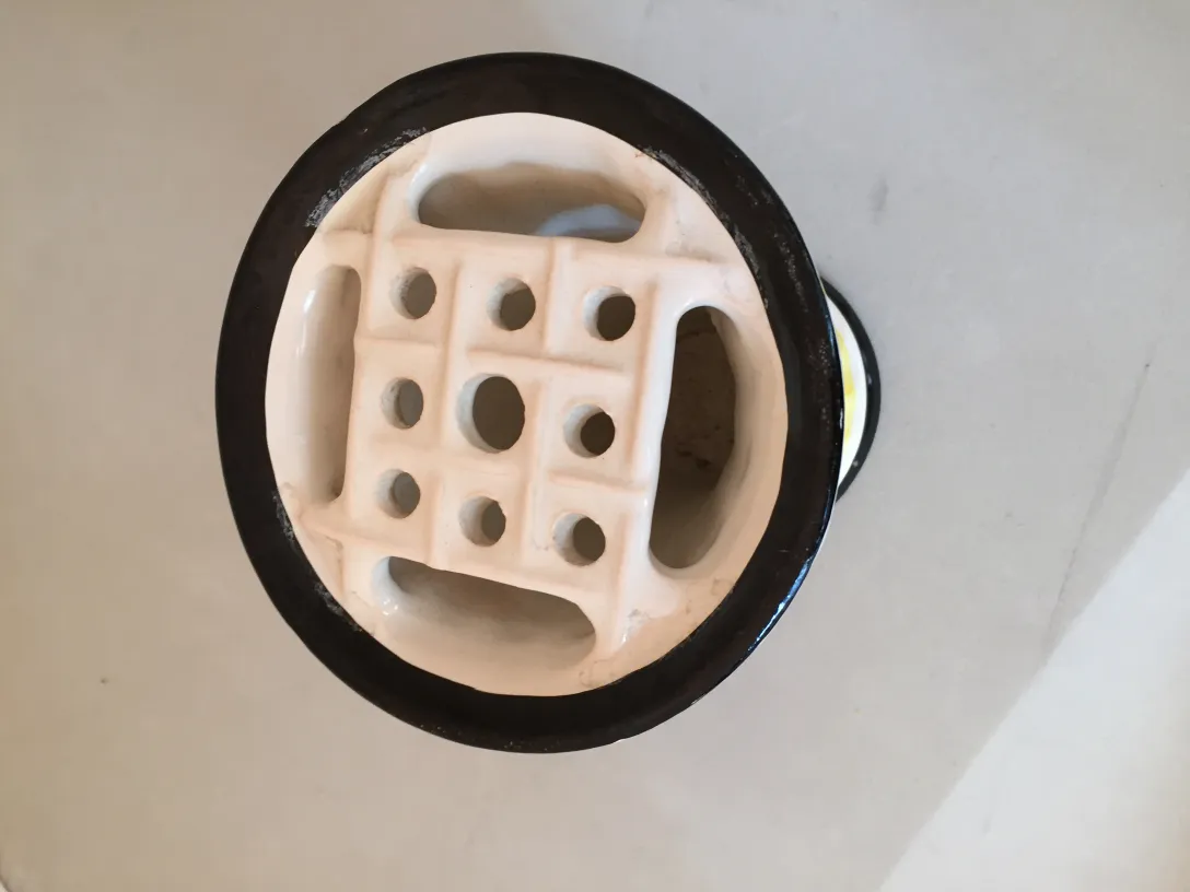 Oggetto decorativo in ceramica antica con forma unica.