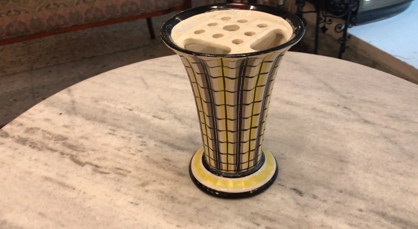 Vaso de cerâmica antiga com padrão geométrico amarelo