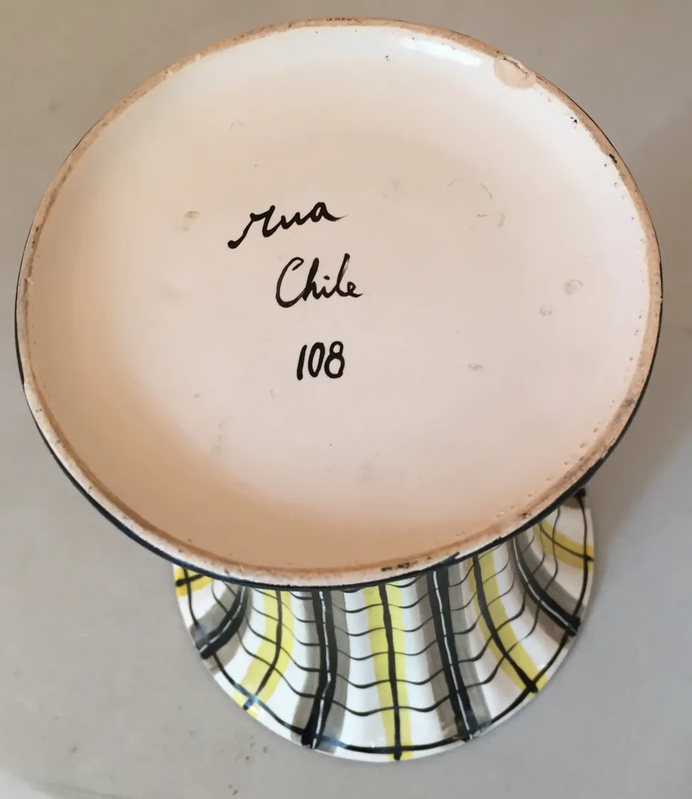 Plato de cerámica antiguo con diseño de rayas amarillas y negras