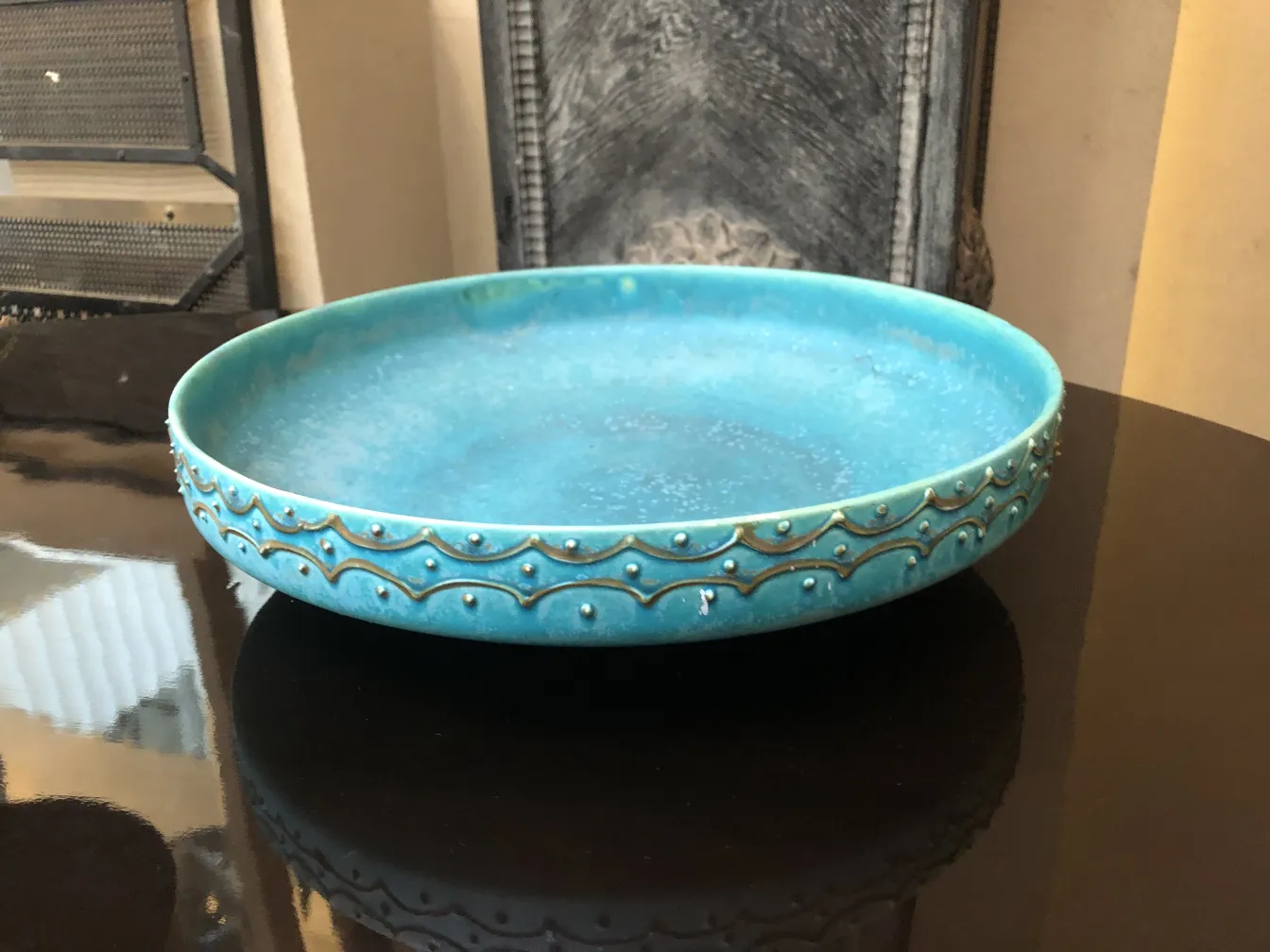 Antike blaue Platte mit Reliefdesign, elegante Umgebung.