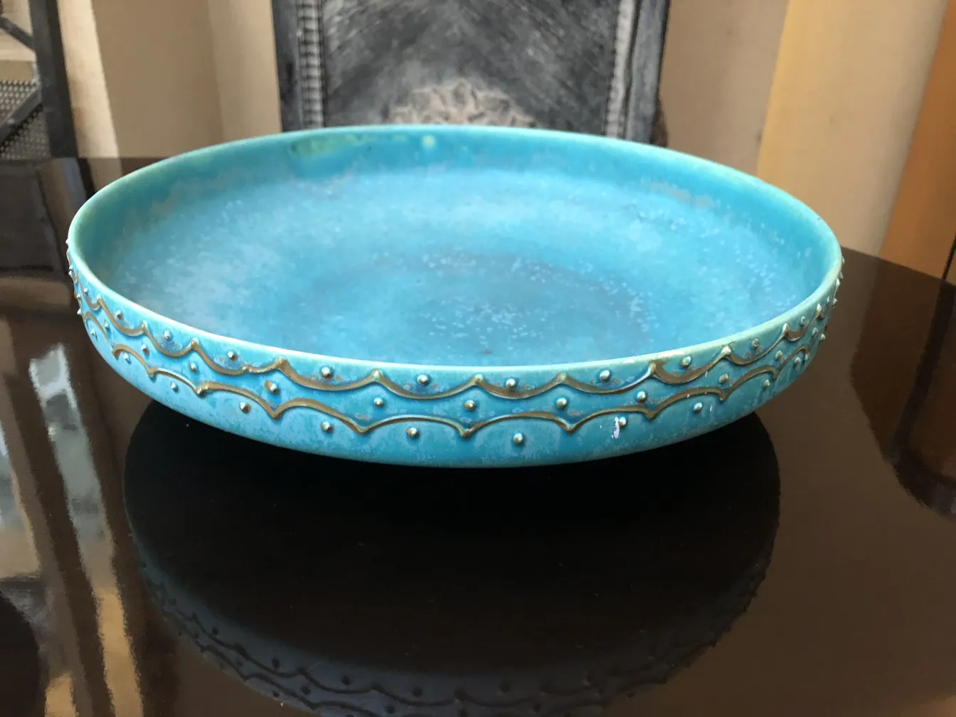 plateau en céramique turquoise avec design artisanal
