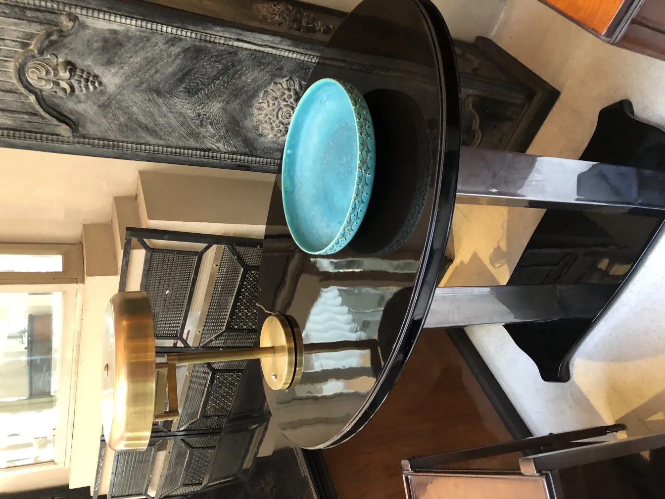 Bol cerámico azul sobre mesa negra, con luz natural.