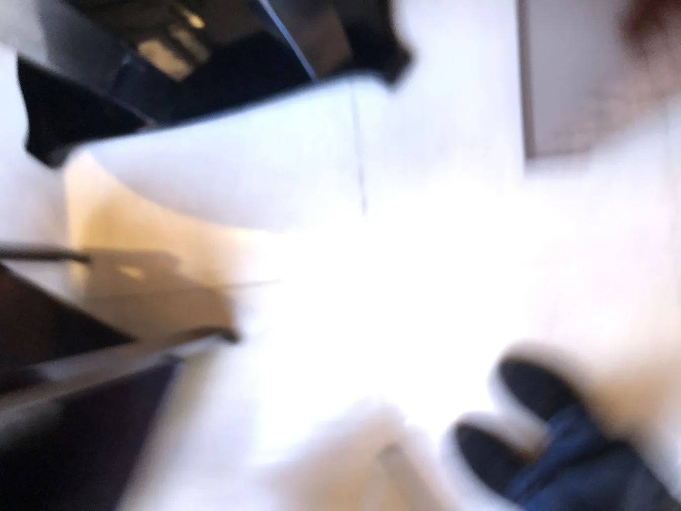 Vista embaçada de cerâmica antiga em um ambiente acolhedor.