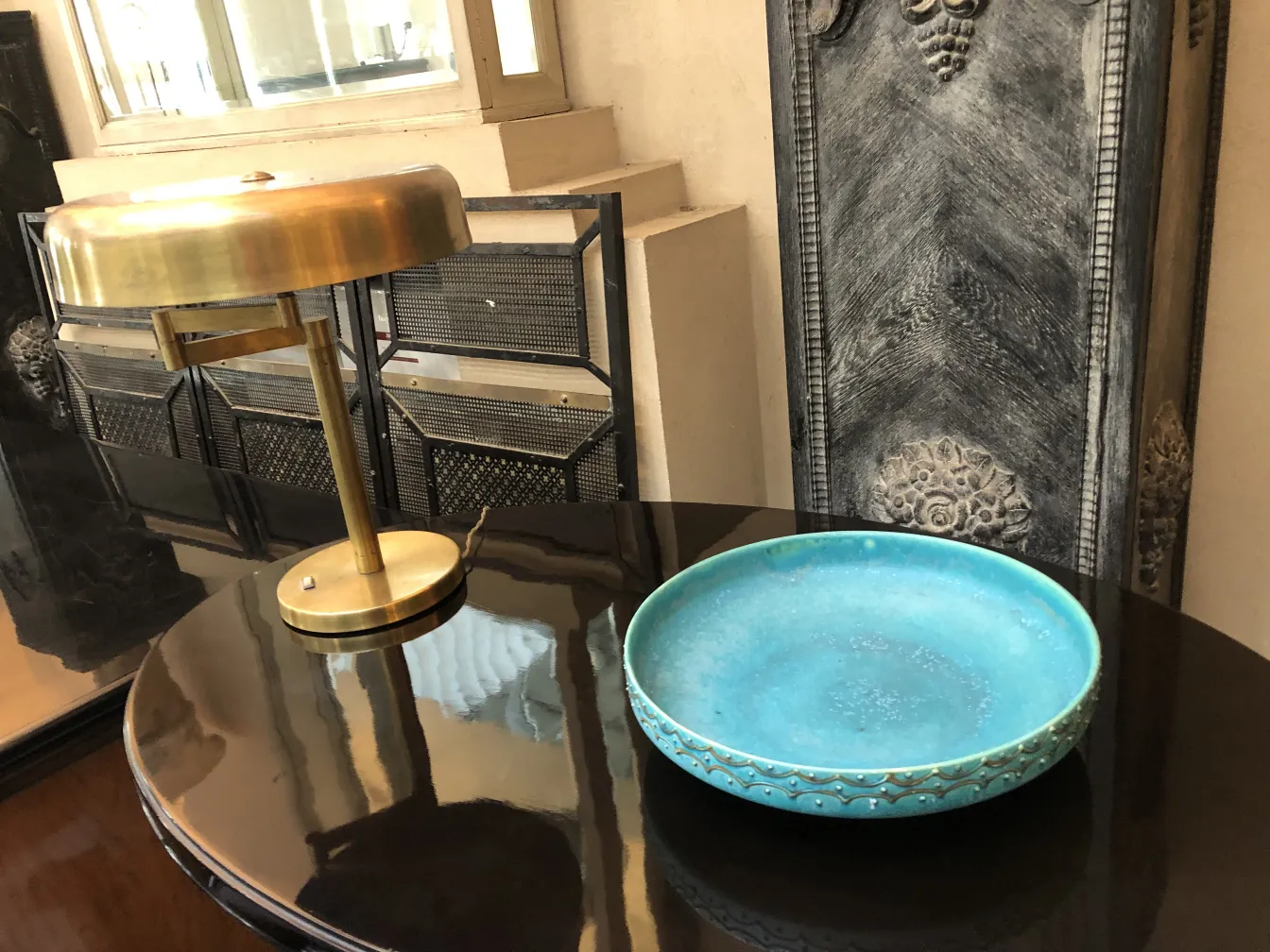 Prato cerâmico azul decorativo em mesa elegante