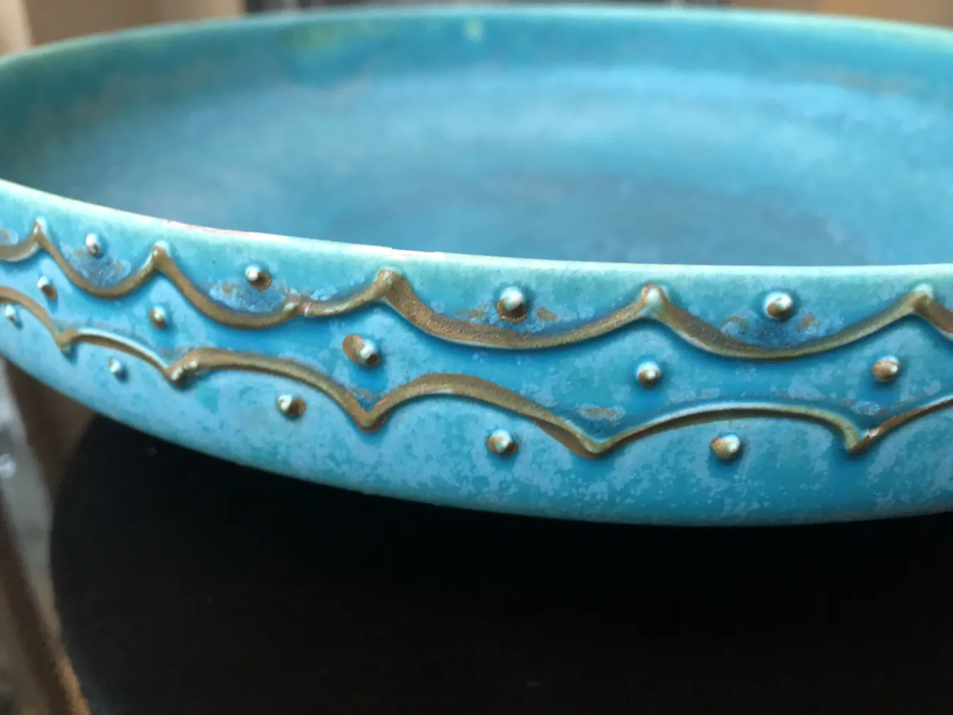 detalle de cerámica azul antigua con decoración dorada