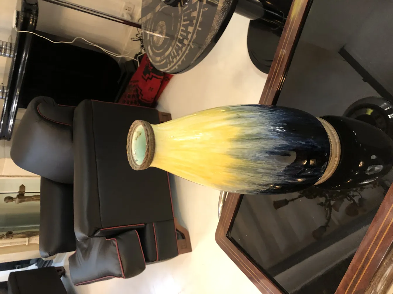 古董陶瓷花瓶，带有黄色和蓝色的色调，放在现代环境中