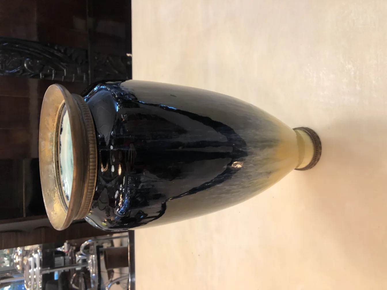 Elegante vaso preto de cerâmica antiga com detalhes em bronze, decorativo e distinto.