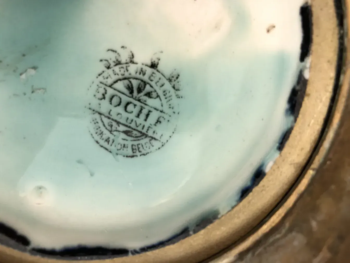 taza antigua con detalles de cerámica y sello Boch frères