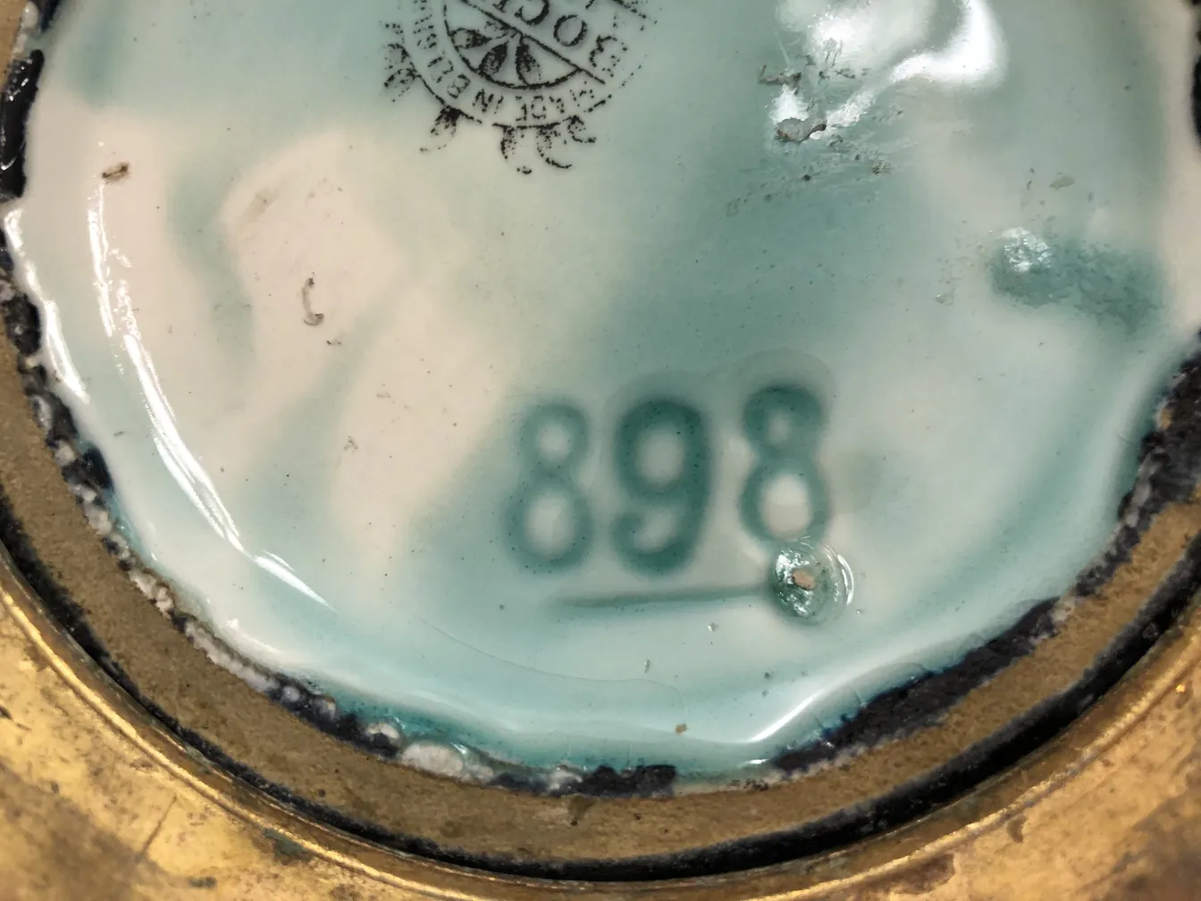 cerâmica antiga com fundo azul claro e detalhes decorativos sutis