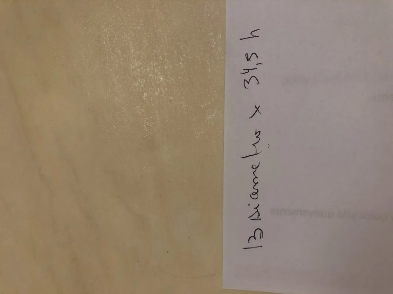 Cerâmica antiga feita à mão em um ambiente neutro.