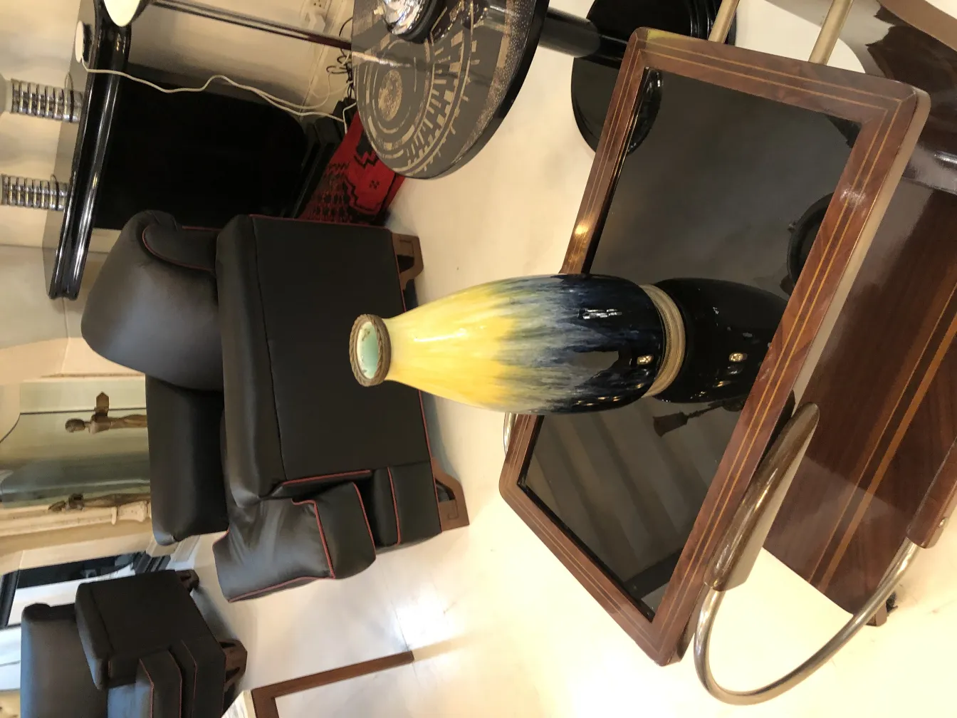 Jarrón de cerámica antigua con degradado en azul y amarillo, decorativo.