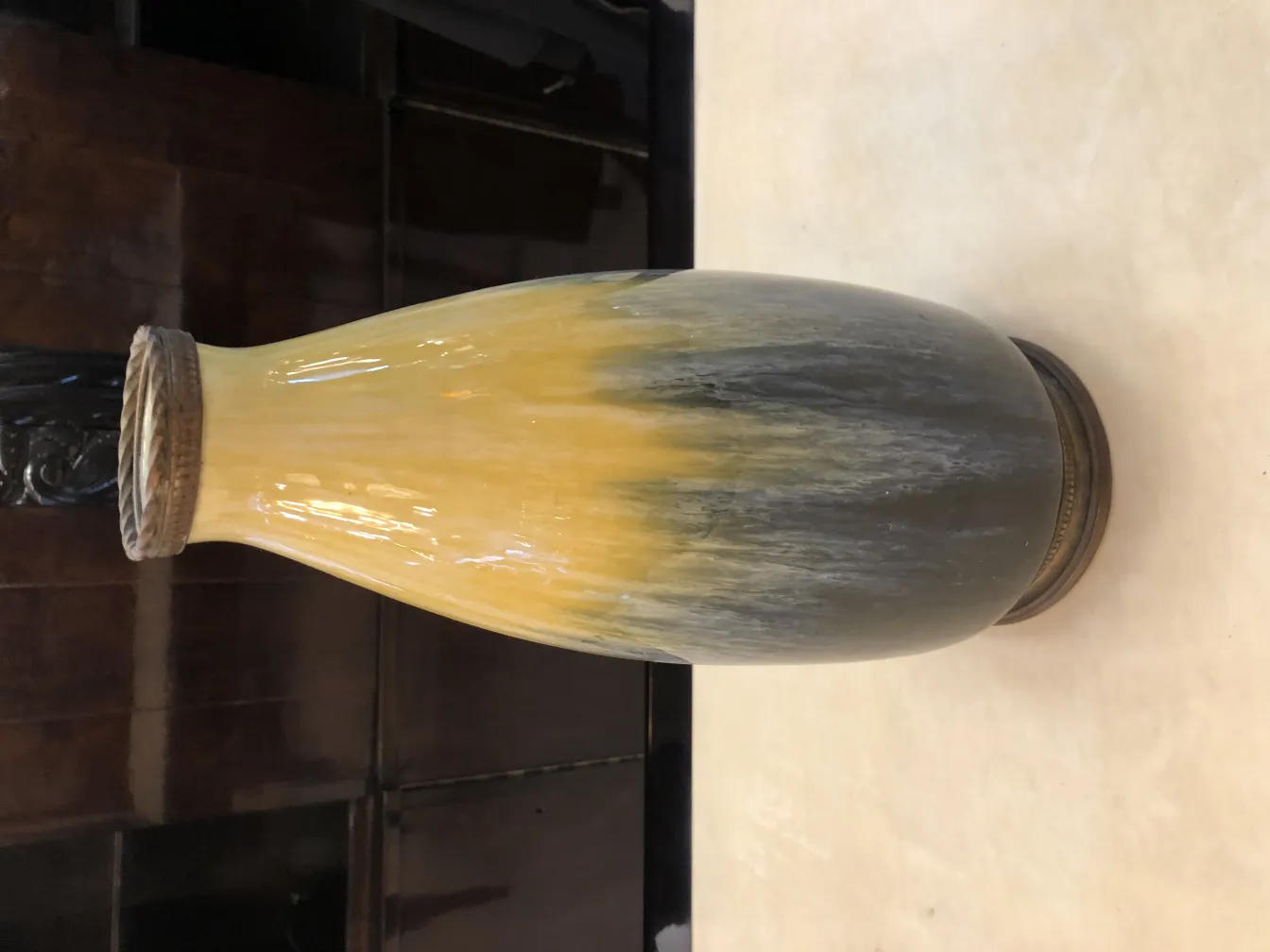 vase ancien en céramique aux teintes jaunes et grises