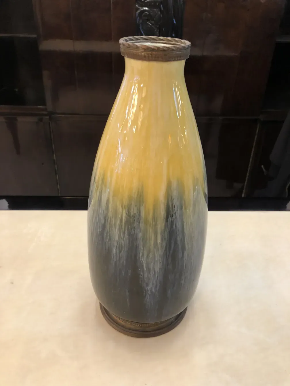 Antica ceramica Boch Frères con finitura gialla e grigia, decorativa.