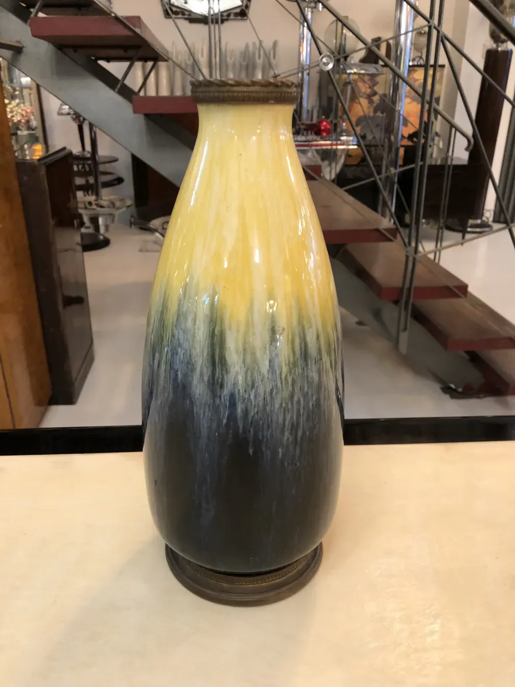 Vaso in ceramica antica con gradiente di colori