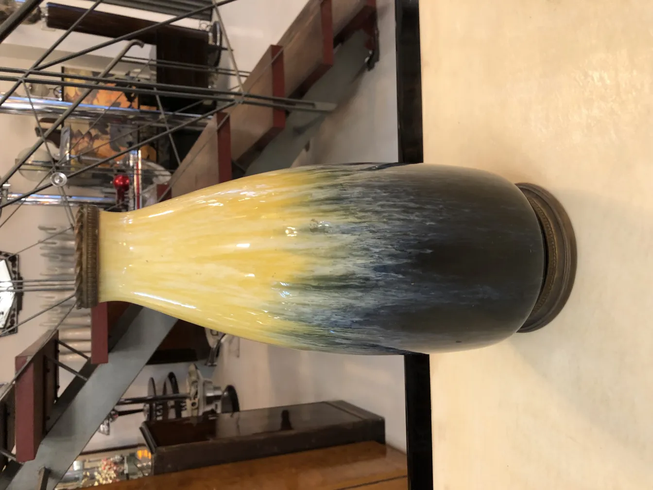 細部が繊細な黒と黄色の古い陶器の花瓶