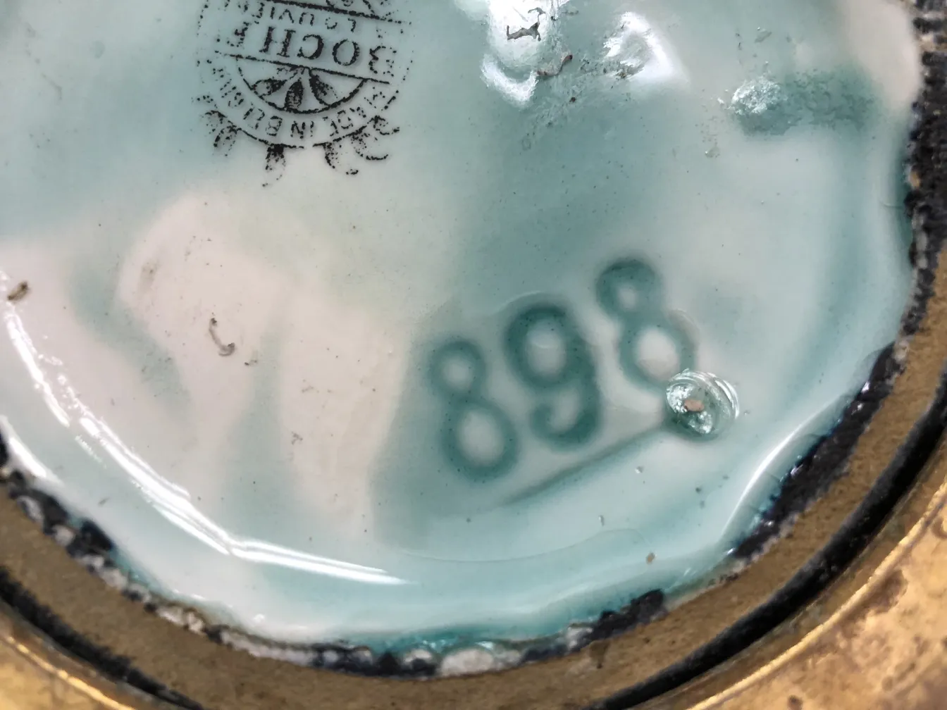 Descrizione di ceramica antica con una finitura lucida e dettagli delicati.