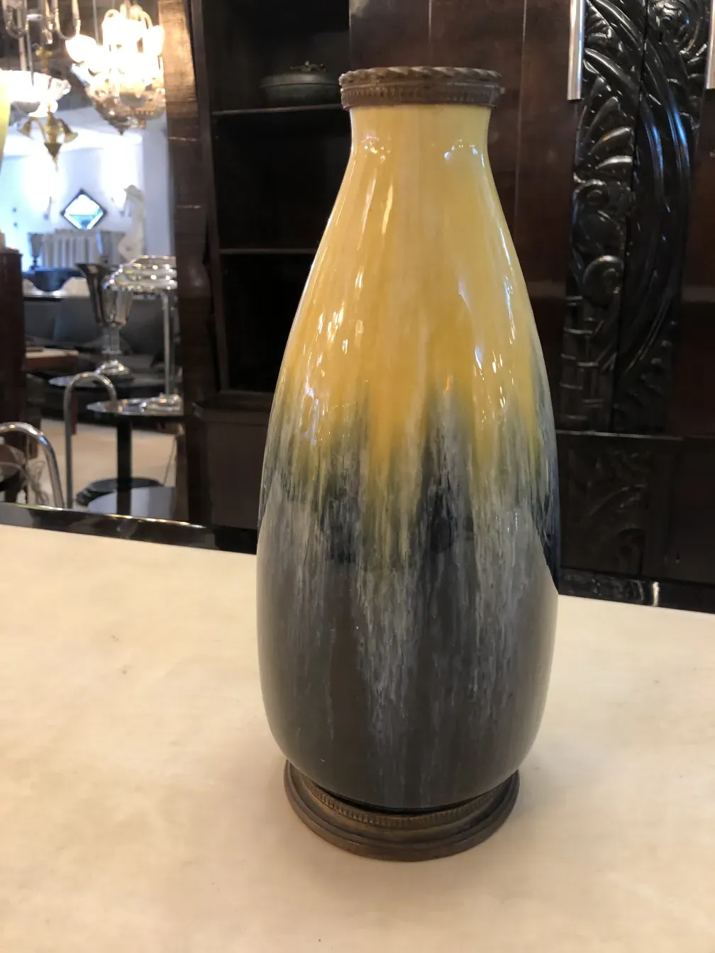 Vaso antico in ceramica con design degradato e base circolare, Boch frères.