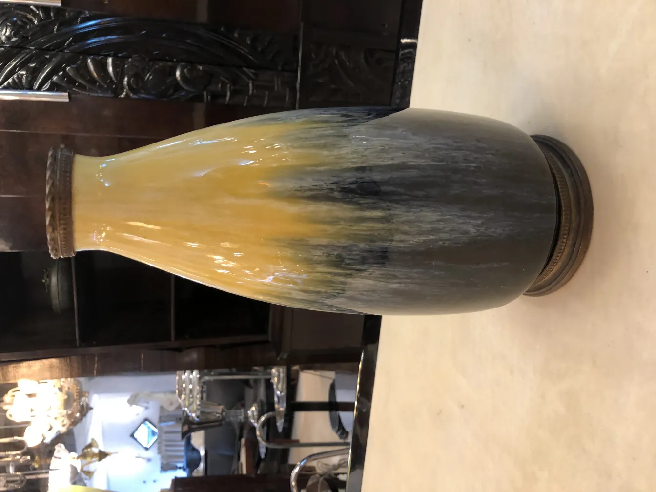 Antike Keramikvase mit gelben und schwarzen Farbverläufen.