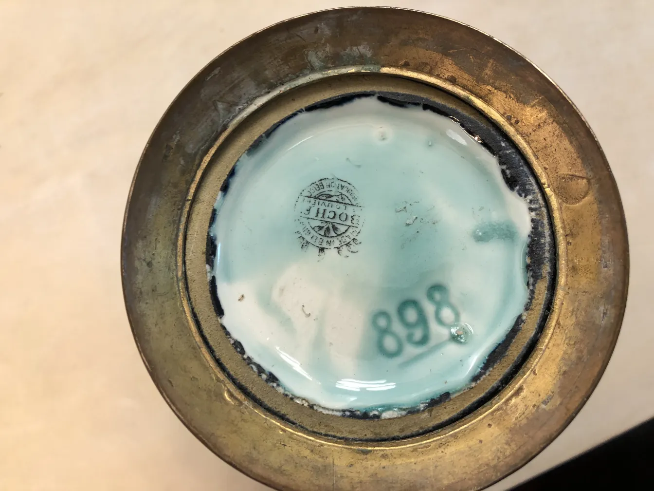 Vista inferiore di una ceramica antica con design decorativo.