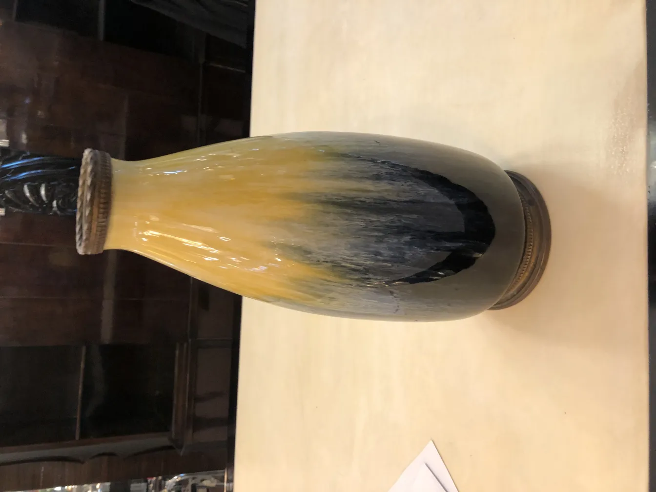 古代の陶器の瓶は黒と黄色の色で装飾されています、中立的な背景