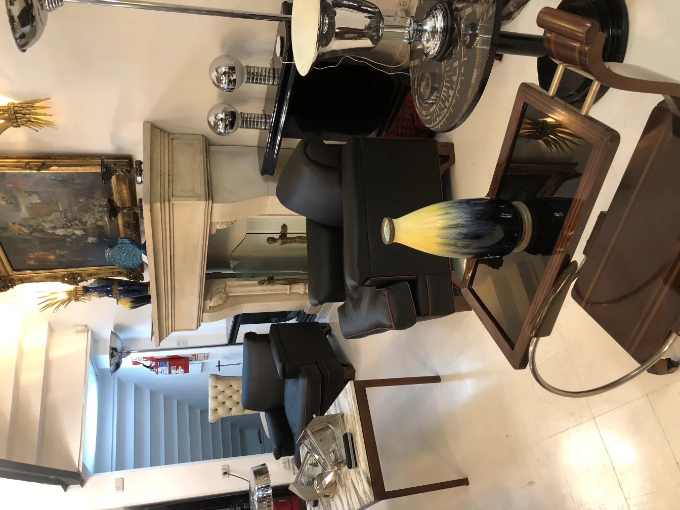 Céramique ancienne décorative dans un cadre élégant.