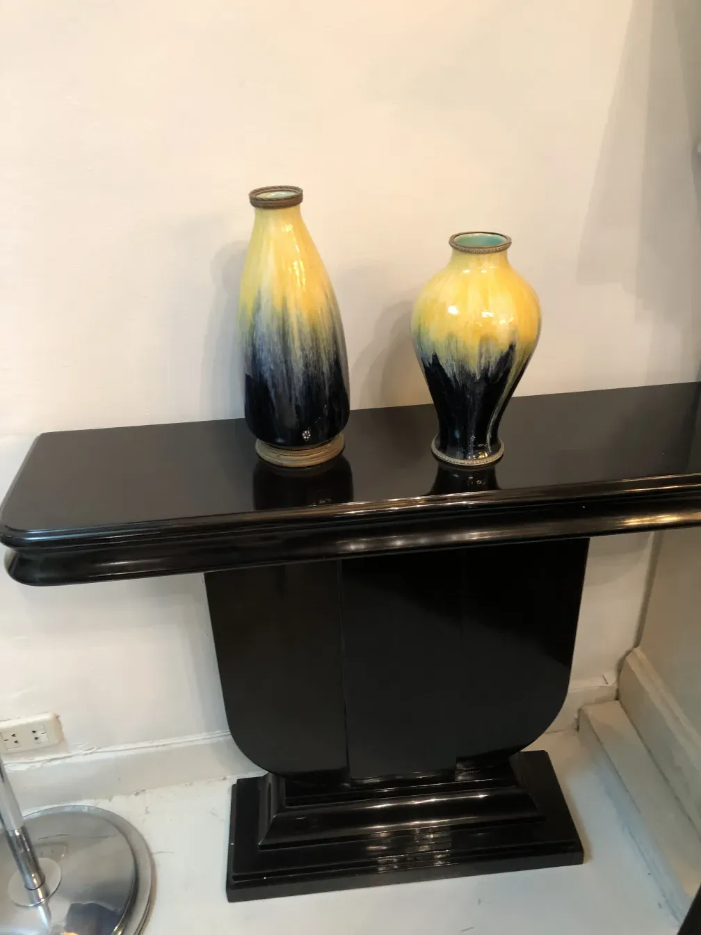 vasi di ceramica antica di Boch frères con toni gialli e neri
