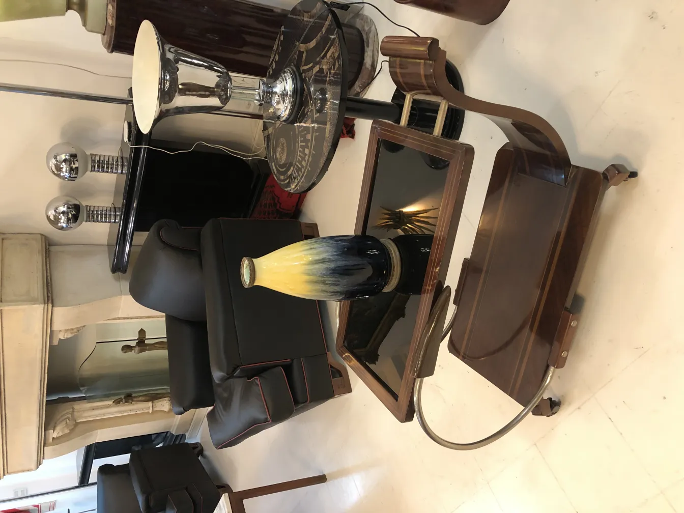 Antike Keramikdekoration in lebhaften Farben. Elegante Umgebung.