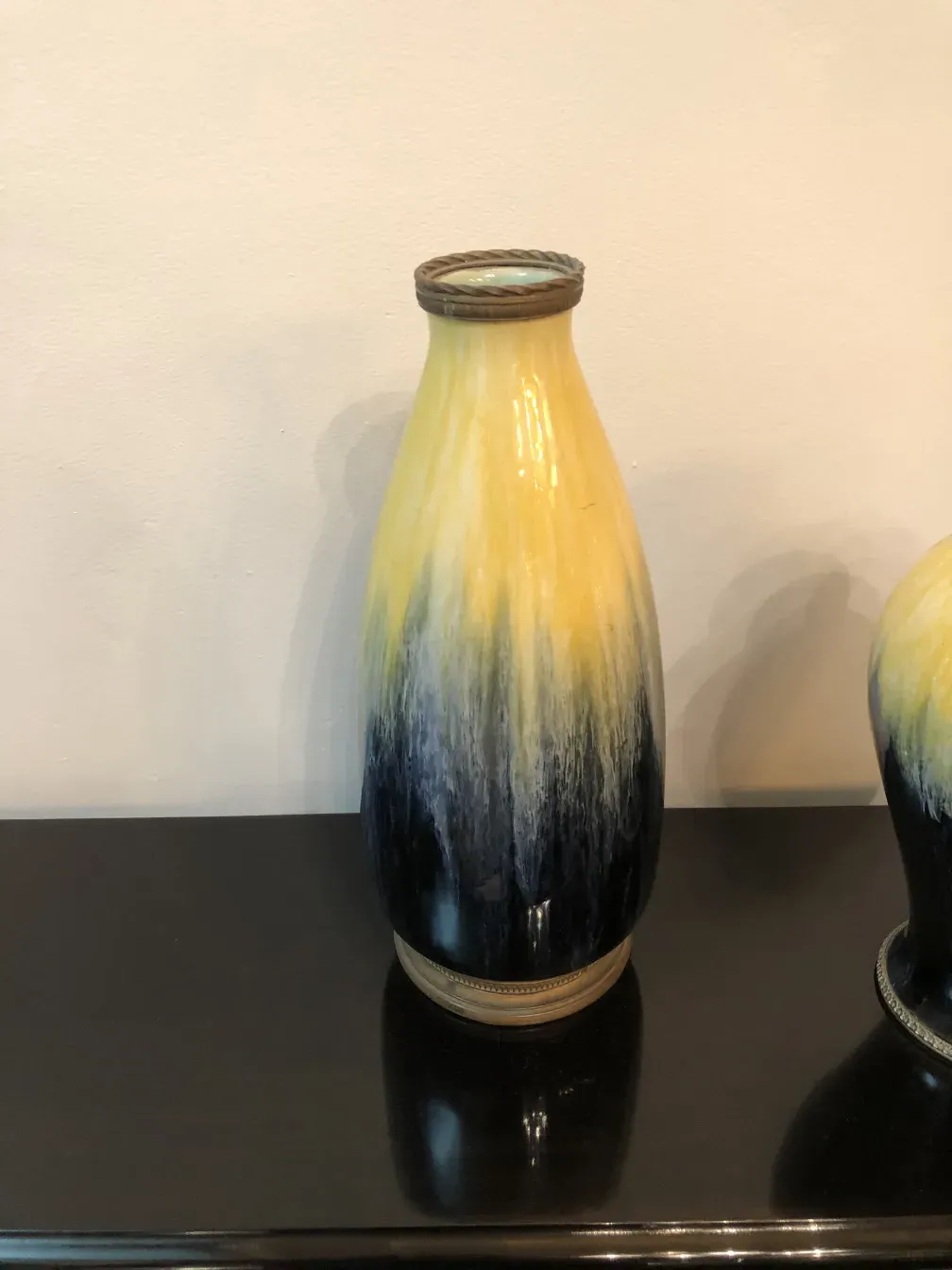 jarrón cerámico antiguo de Boch frères con colores amarillo y negro.