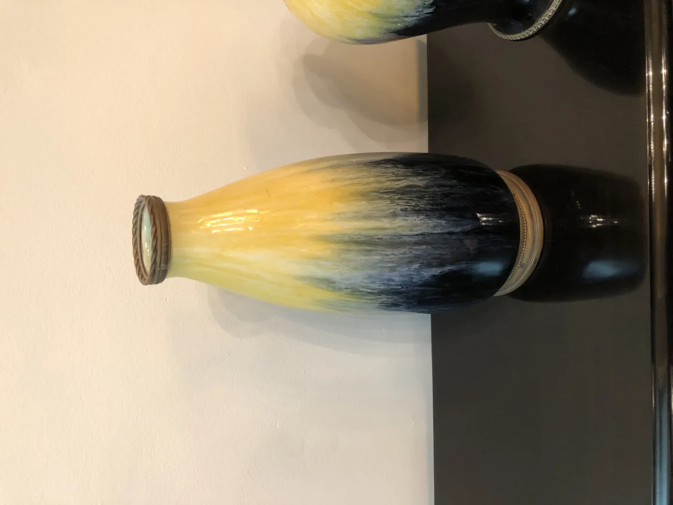 Base de céramique ancienne avec couleur ambre et noir, sur fond neutre.