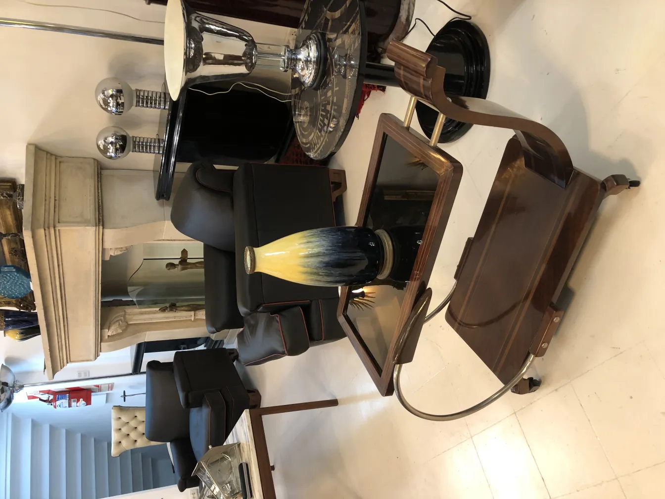 Dekorativer antiker Keramikvasen mit lebhaften Farben in eleganter Umgebung