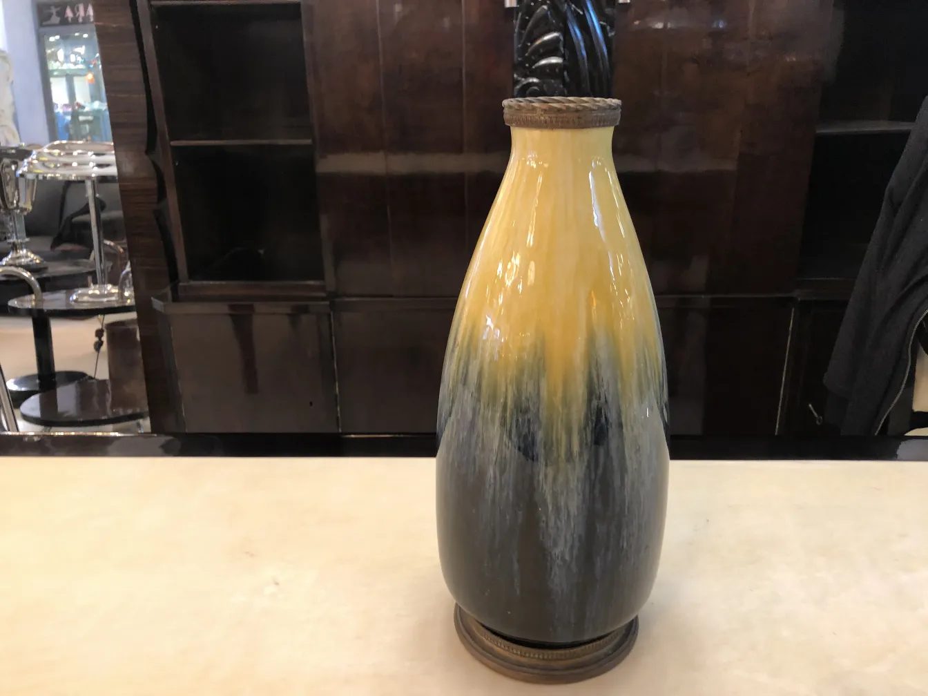 优雅环境中的古董黄色和黑色陶瓷花瓶。