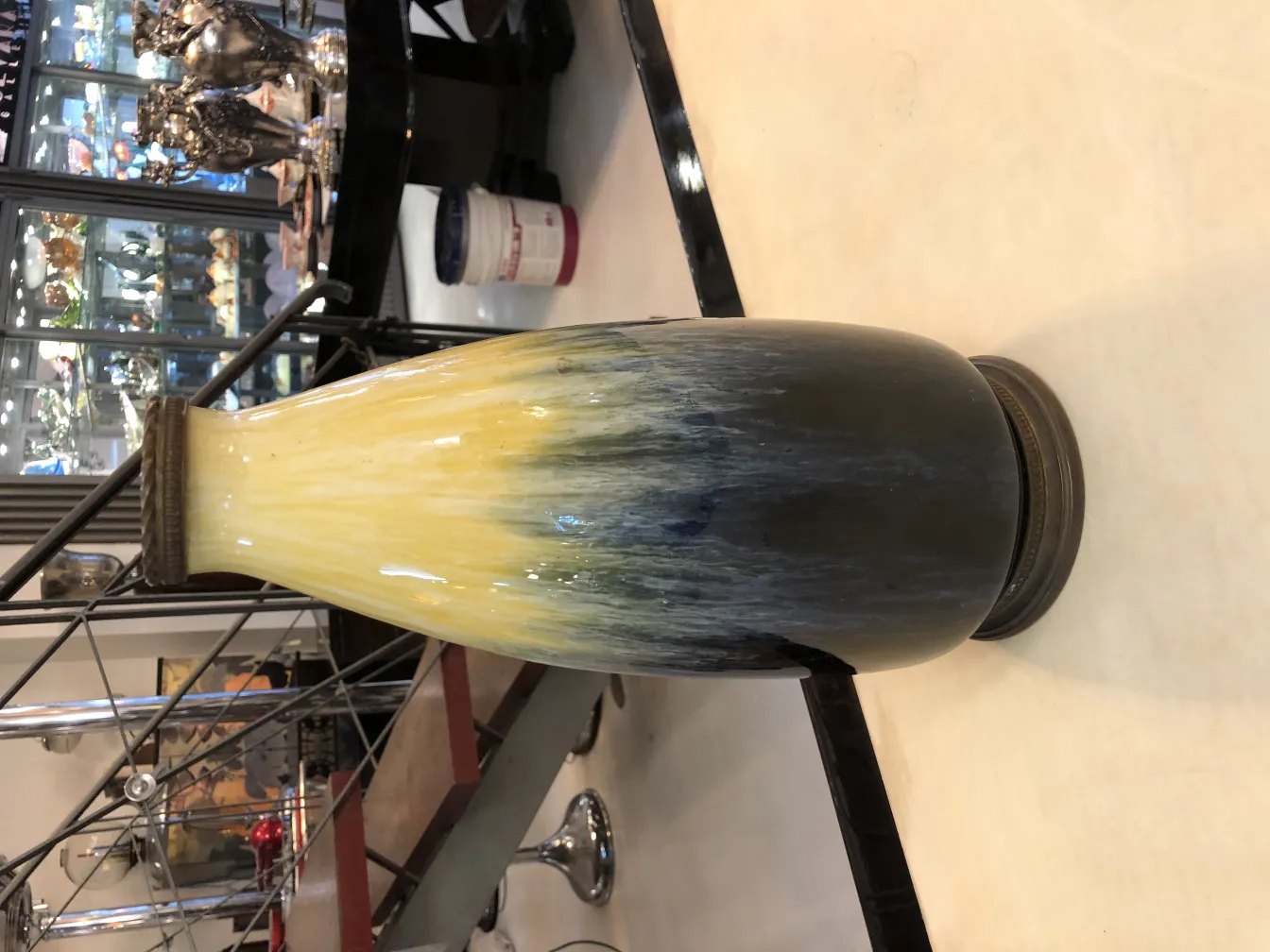 vase antico in ceramica con sfumatura gialla e nera in un ambiente elegante.