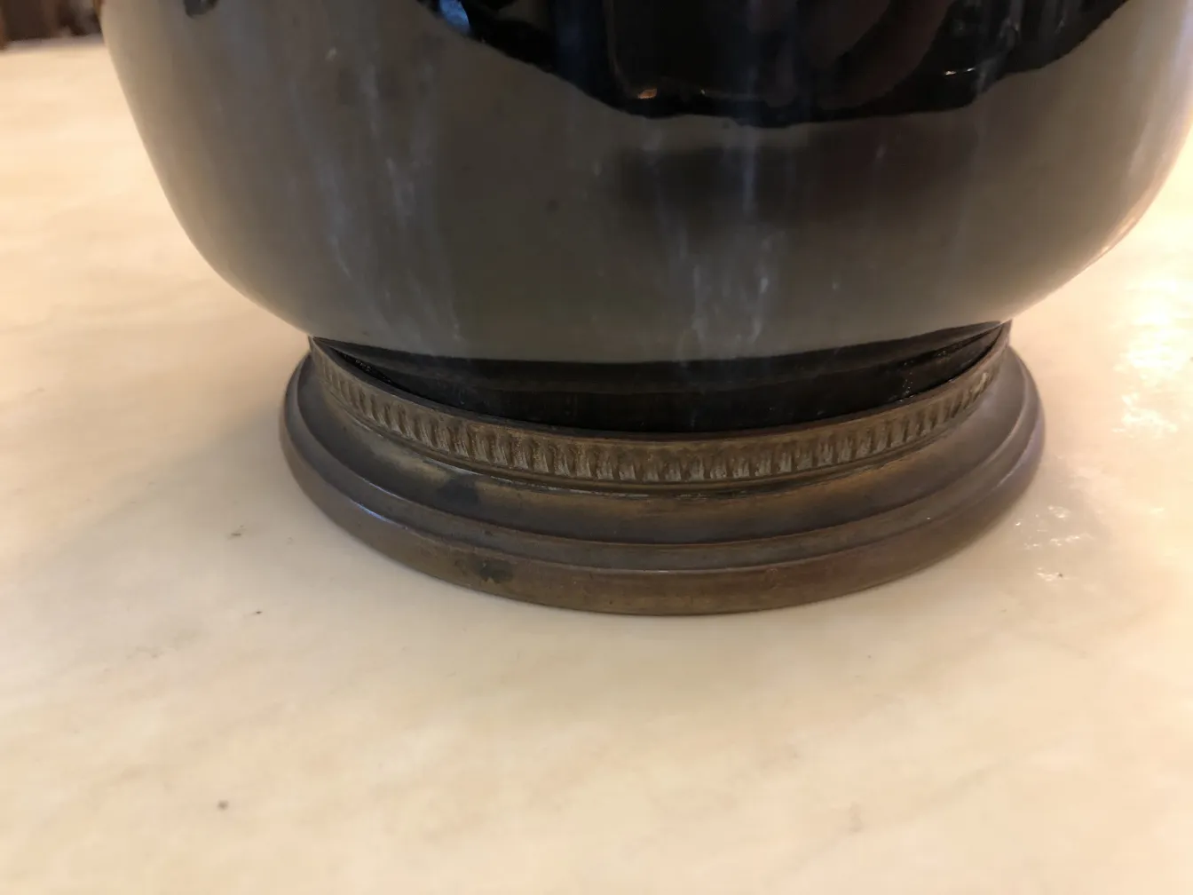 Base decorativa in ceramica antica con dettagli in bronzo