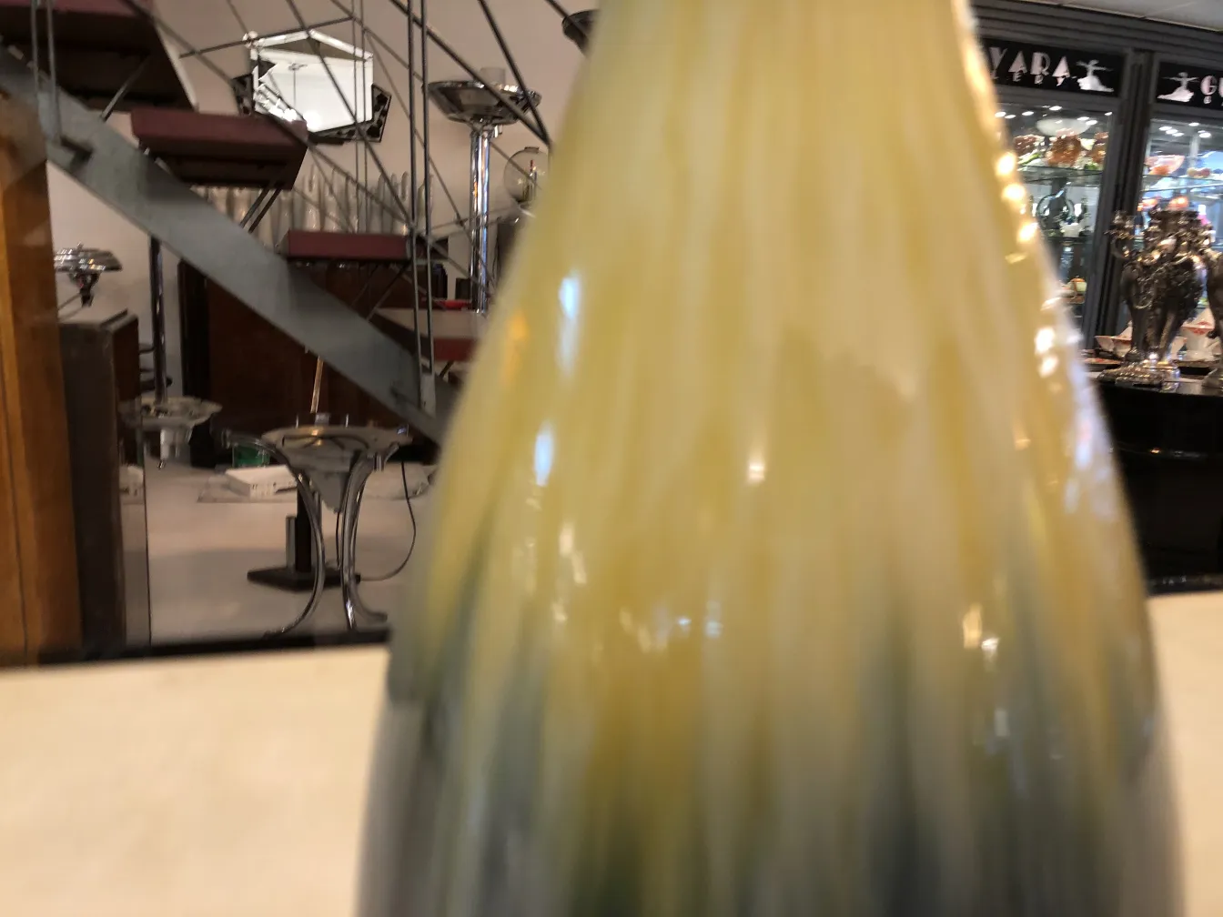 Céramique ancienne colorée avec un design artistique, fond élégant.