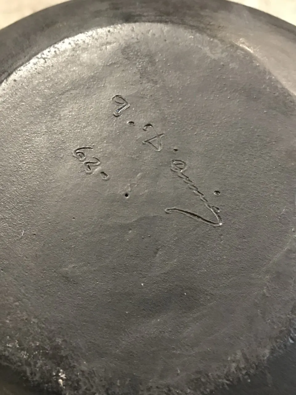 Cerâmica artesanal antiga, fundo escuro com assinatura