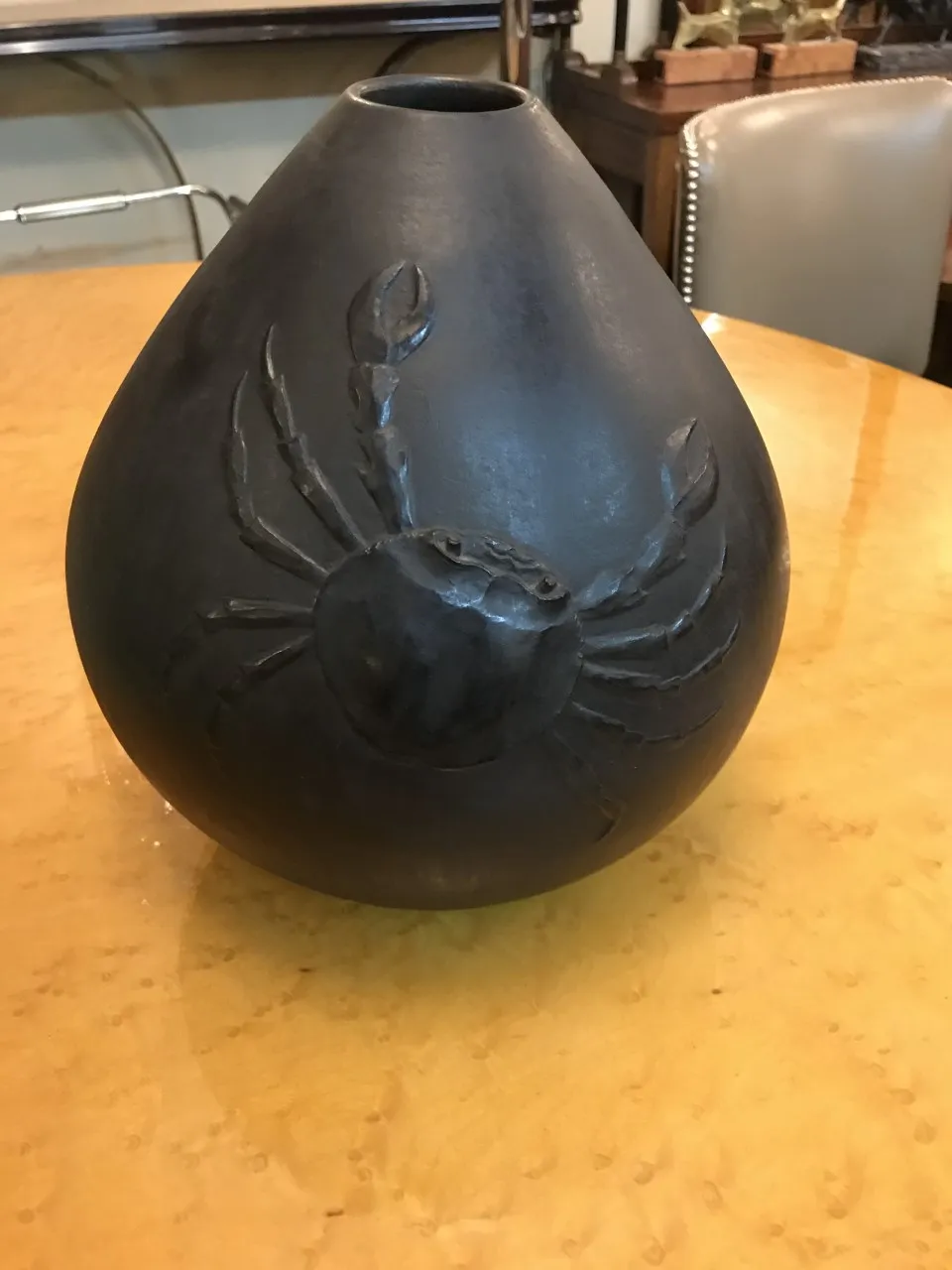 黒いカニのデザインが施された古い陶器の花瓶。