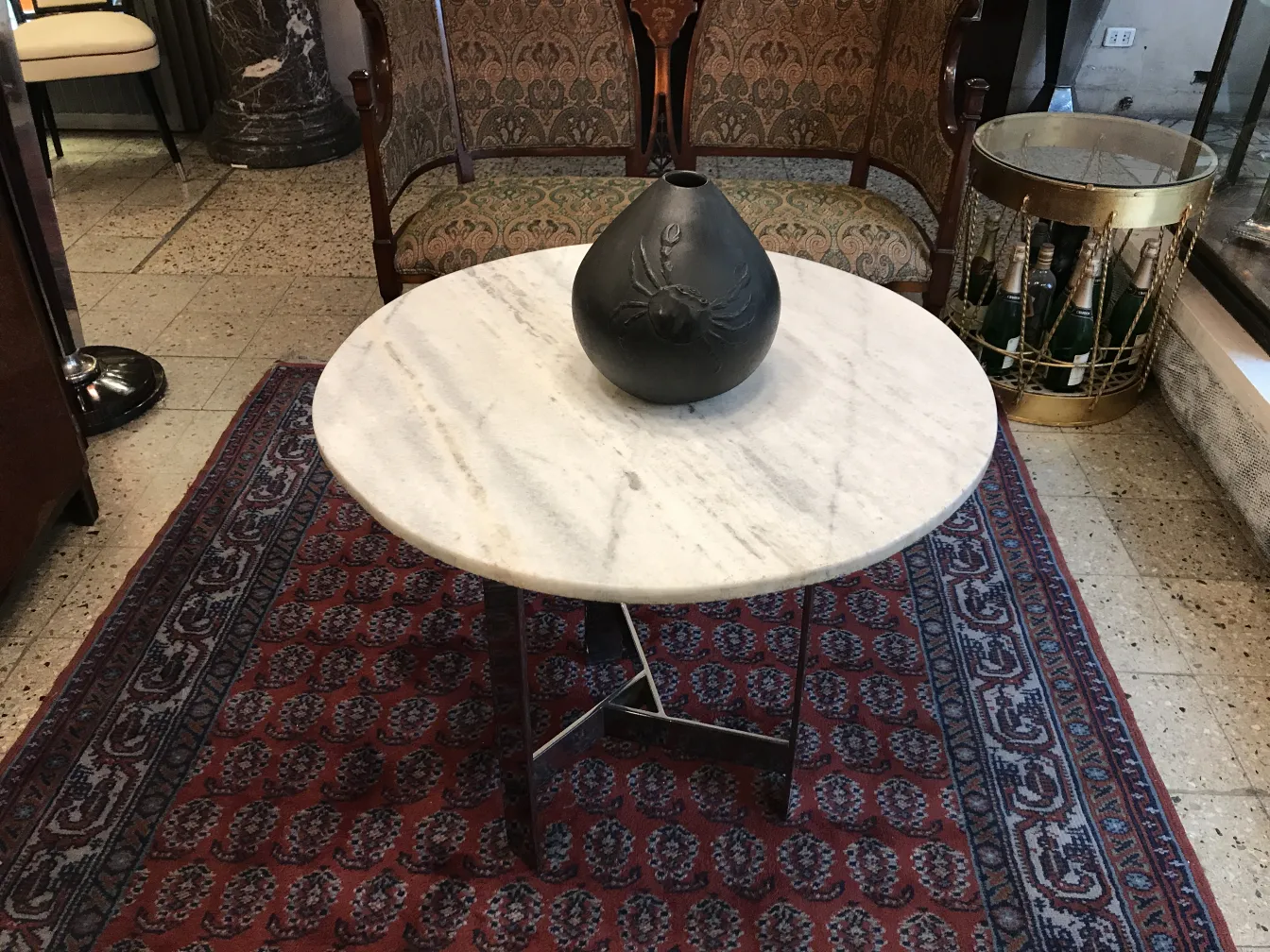 Vase en céramique antique sur une table en marbre.