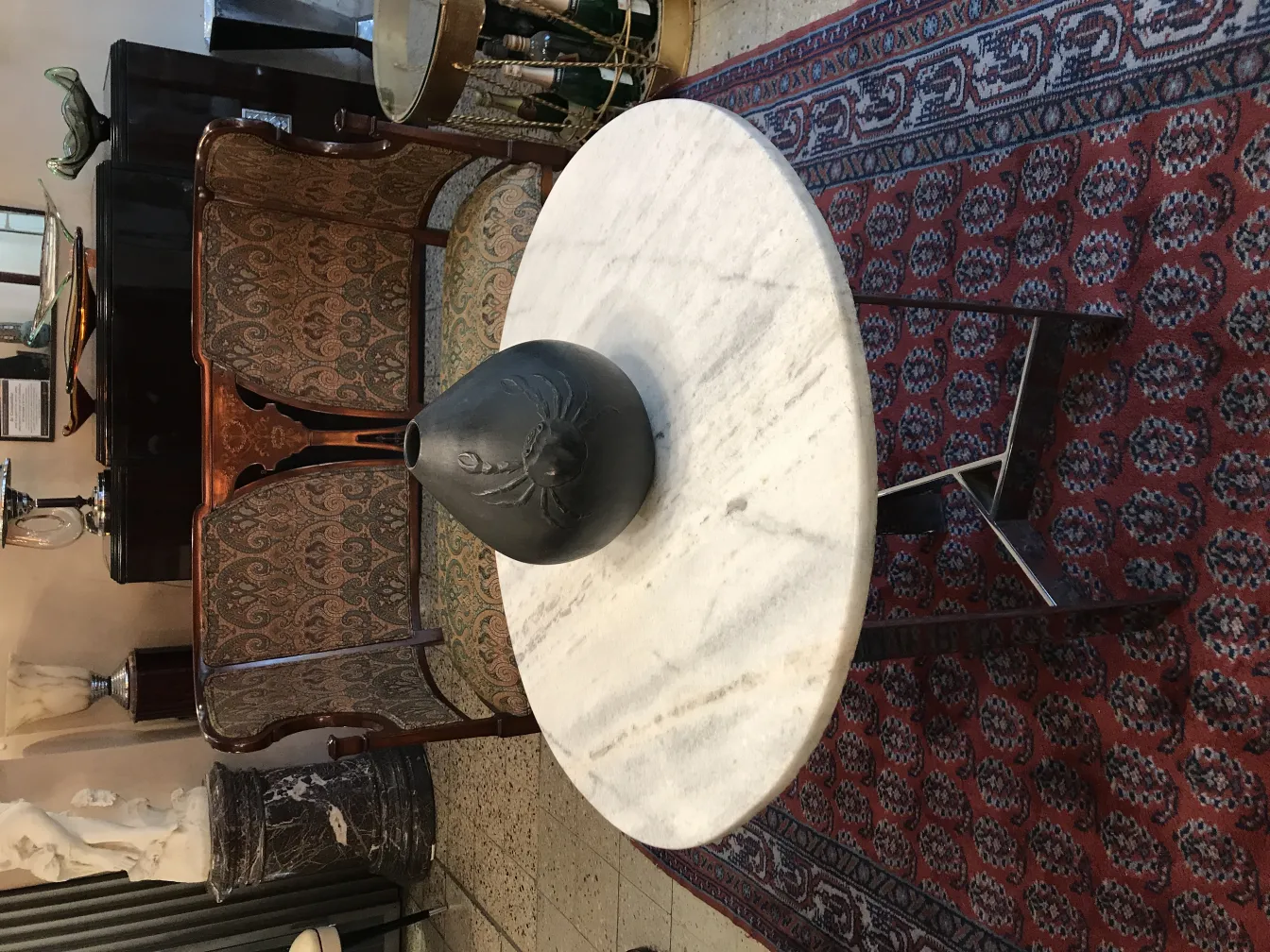 古董黑色陶瓷花瓶放在白色桌子上。