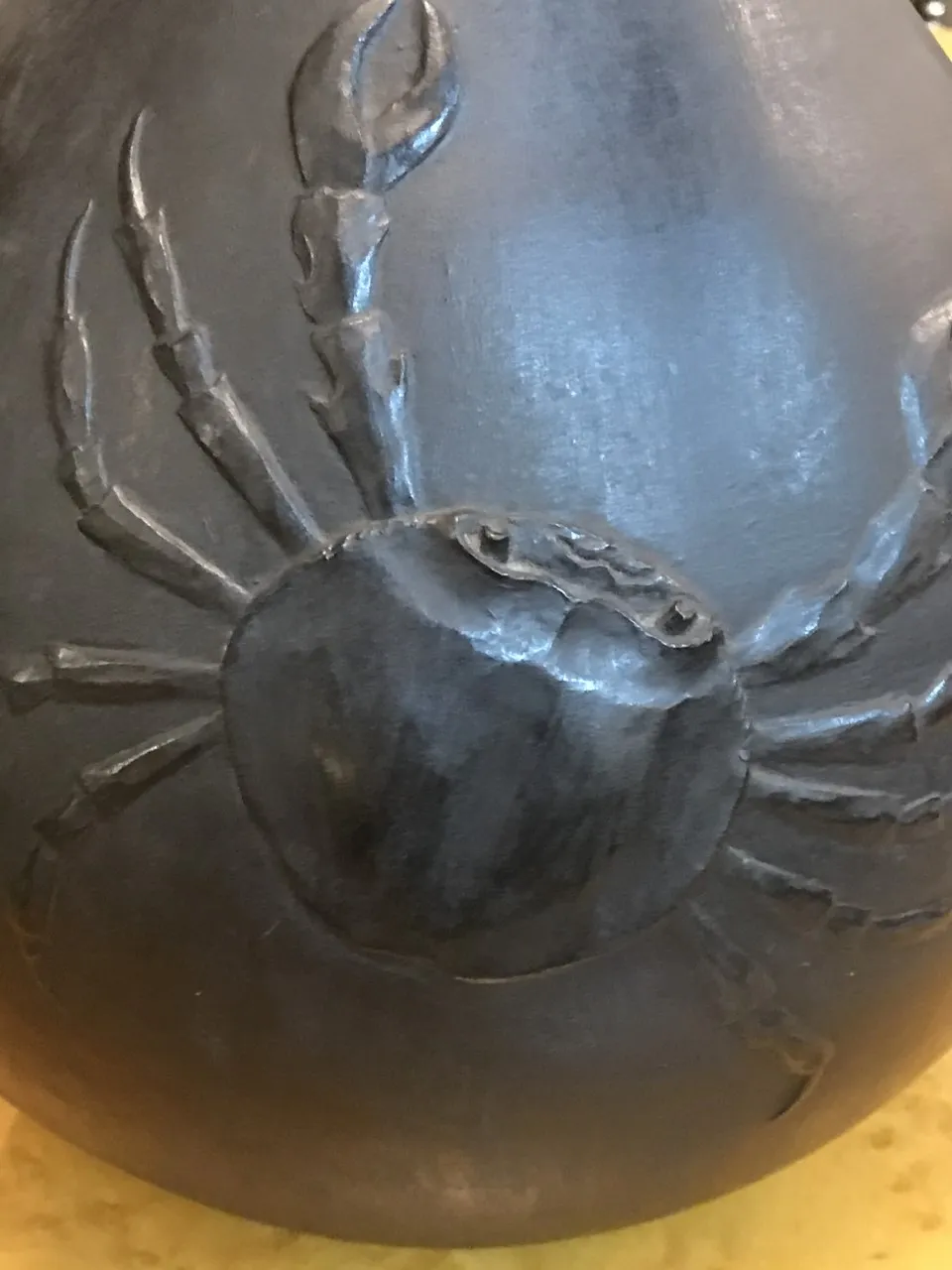 Cerámica negra con diseño de cangrejo, artesanal y antigua