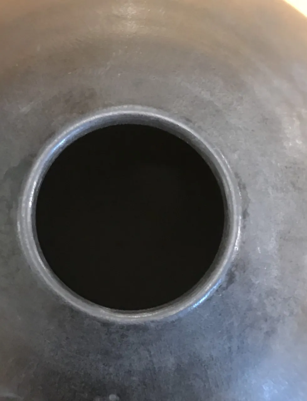 Vista dall'alto di una ceramica antica con interno scuro