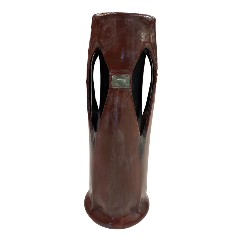 Vase en céramique ancienne avec un design distinct en rouge.