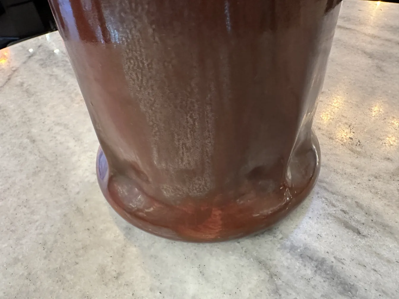 Cerámica antigua artesanal con acabados únicos, decorativa