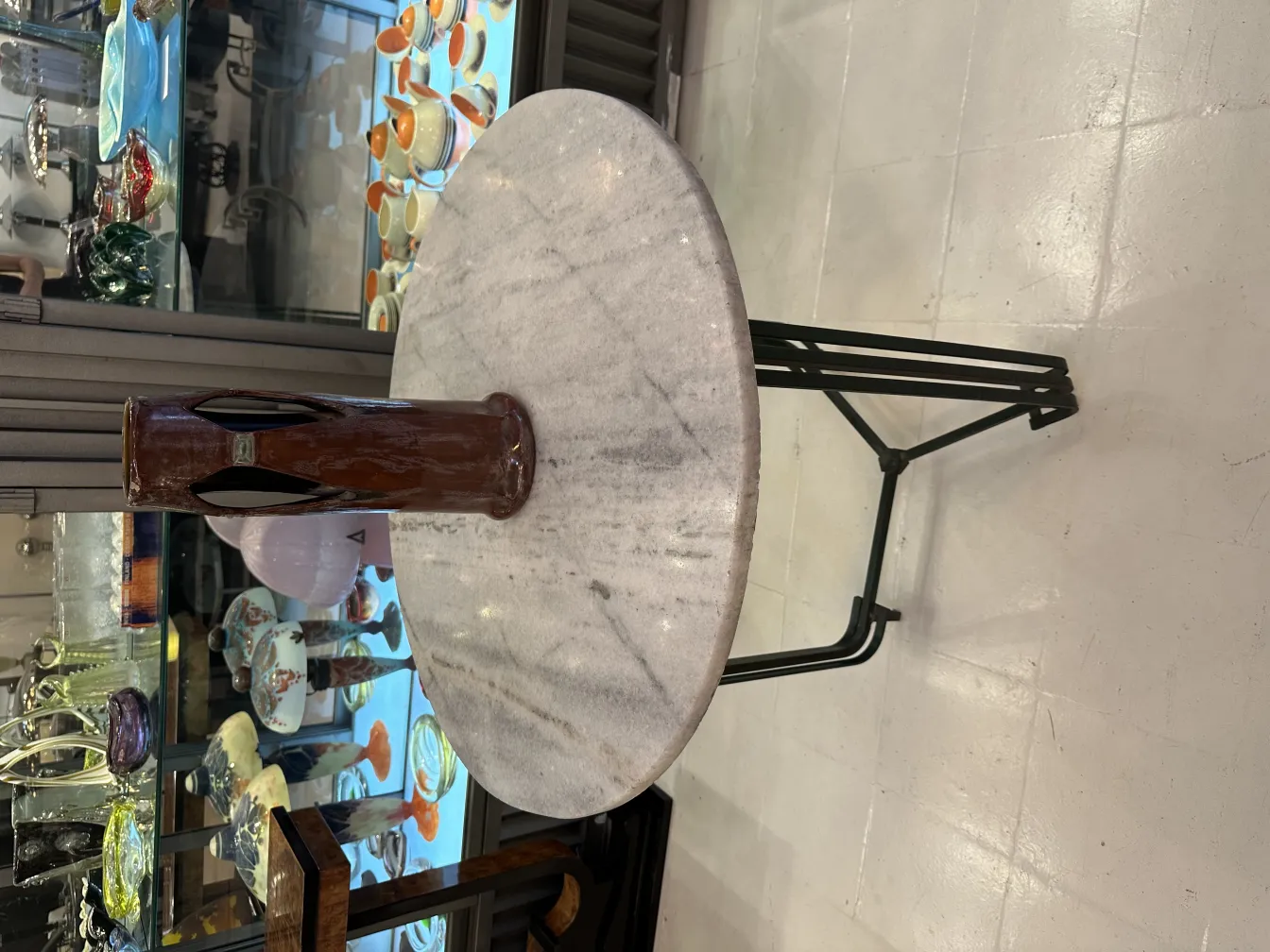 Jarrón de cerámica antigua con diseño atractivo en un ambiente elegante.