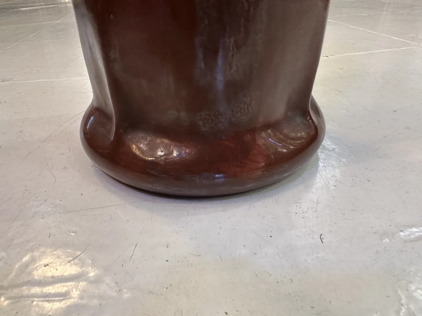 古色古香的棕色陶瓷，表面光滑