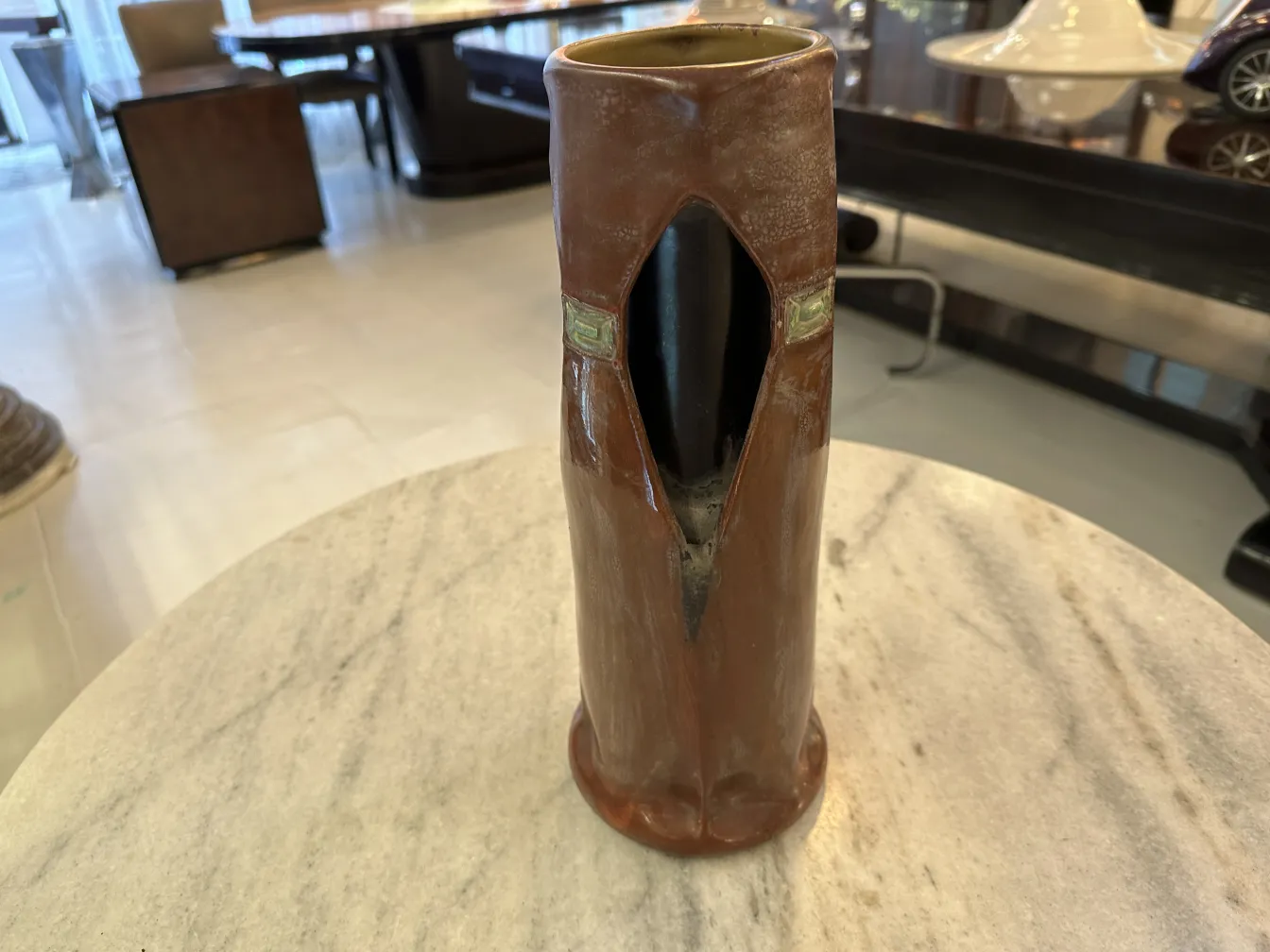 Vaso in ceramica antica con design unico ed elegante.