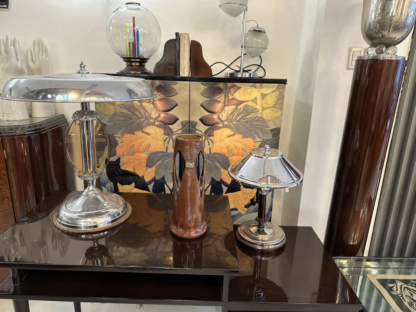 vase en céramique ancienne dans un cadre vintage